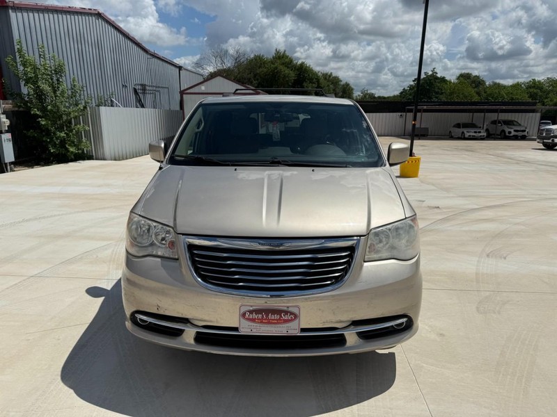 Chrysler Town & Country Vehicle Image 08