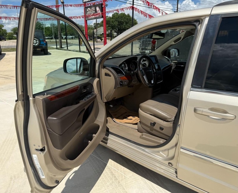 Chrysler Town & Country Vehicle Image 09