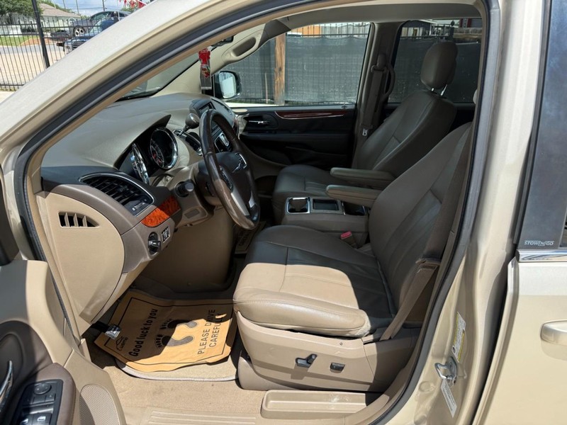 Chrysler Town & Country Vehicle Image 10