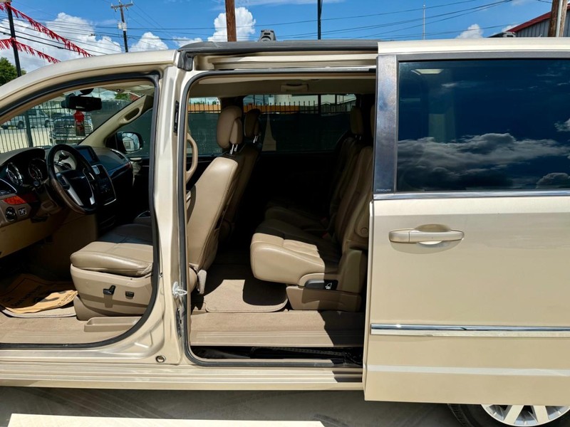 Chrysler Town & Country Vehicle Image 11