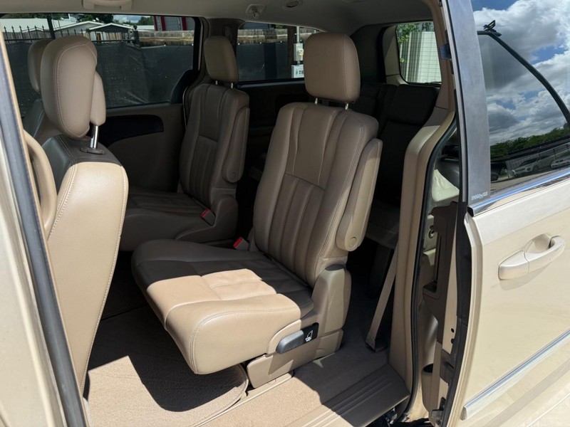 Chrysler Town & Country Vehicle Image 12