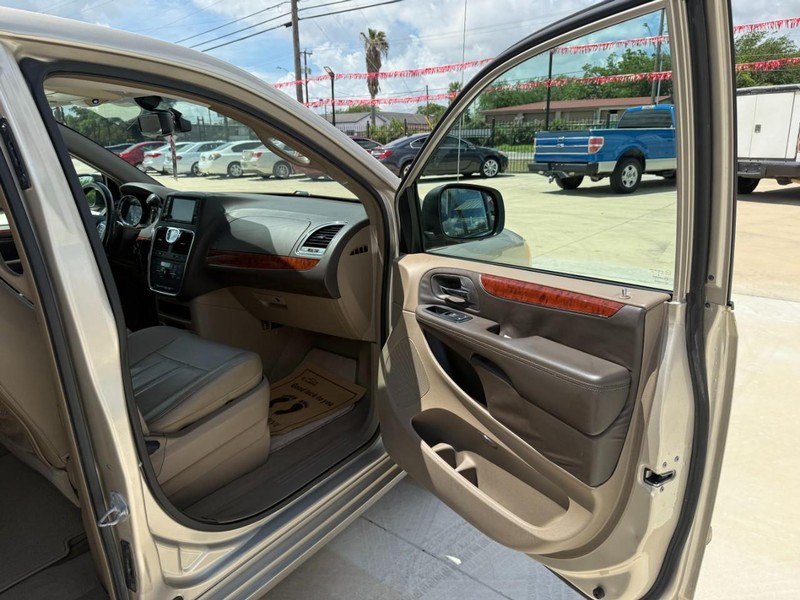 Chrysler Town & Country Vehicle Image 13