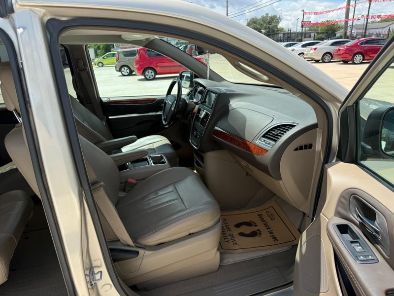 Chrysler Town & Country Vehicle Image 14