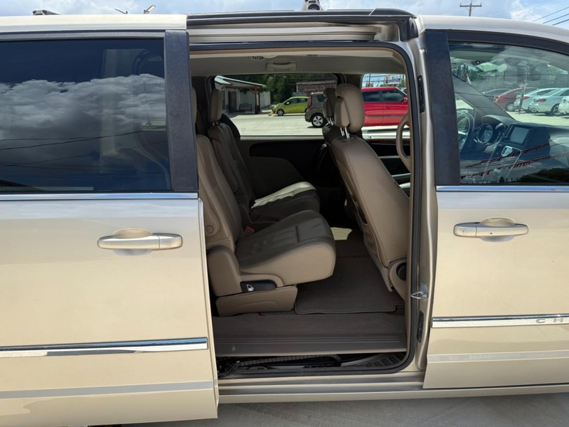 Chrysler Town & Country Vehicle Image 15