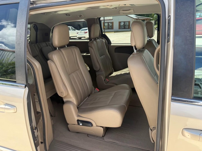 Chrysler Town & Country Vehicle Image 16