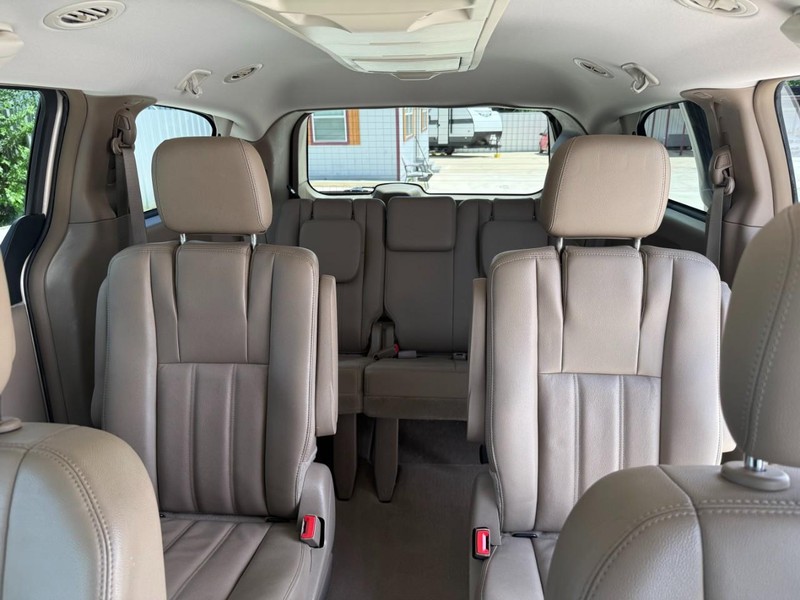 Chrysler Town & Country Vehicle Image 17