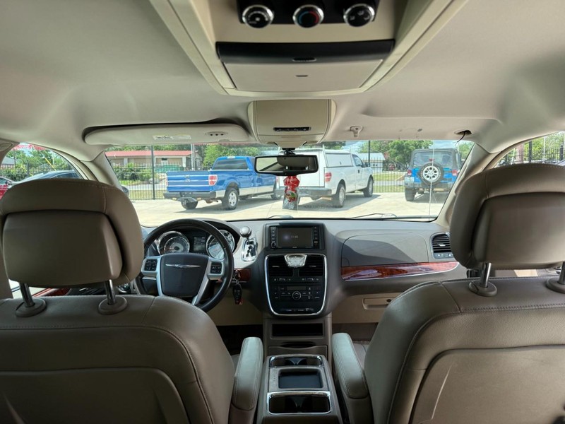 Chrysler Town & Country Vehicle Image 18