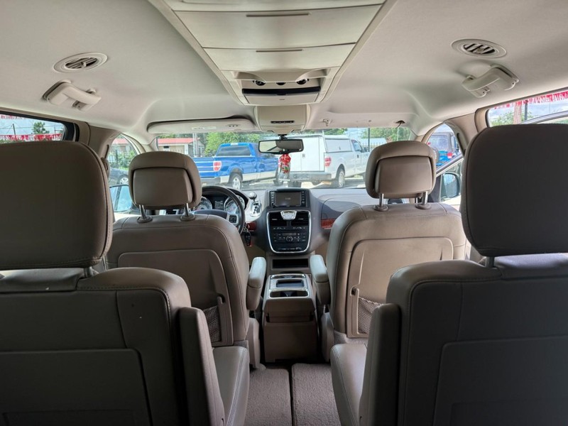 Chrysler Town & Country Vehicle Image 19