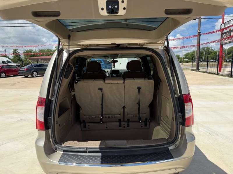 Chrysler Town & Country Vehicle Image 20