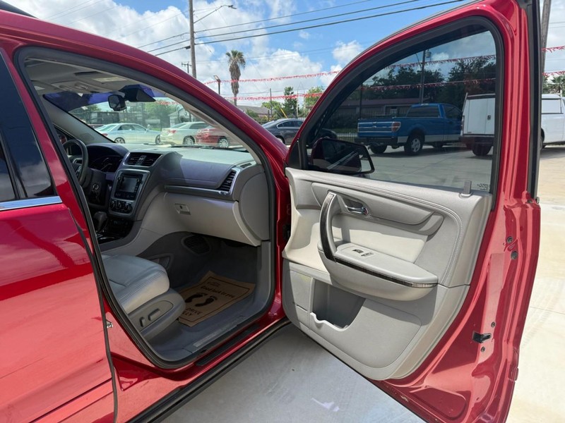GMC Acadia Vehicle Image 11