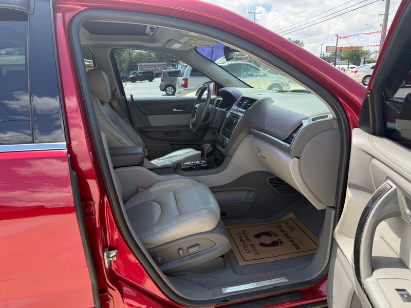 GMC Acadia Vehicle Image 12