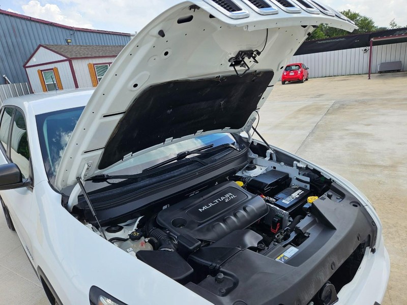Jeep Cherokee Vehicle Image 11
