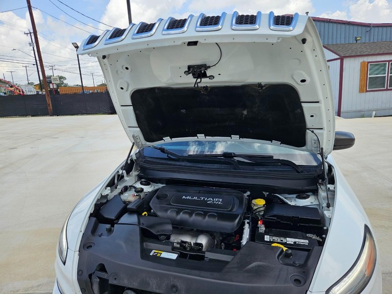 Jeep Cherokee Vehicle Image 12