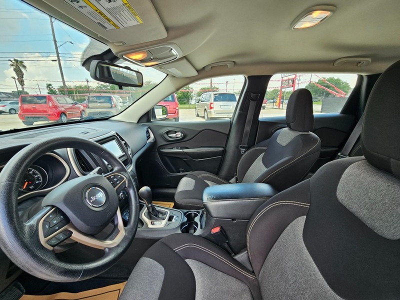 Jeep Cherokee Vehicle Image 14