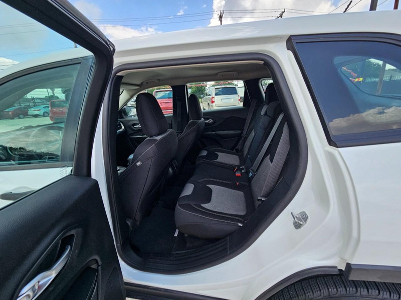 Jeep Cherokee Vehicle Image 15