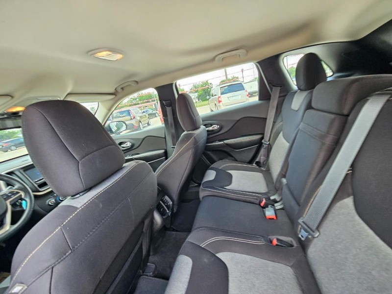 Jeep Cherokee Vehicle Image 16