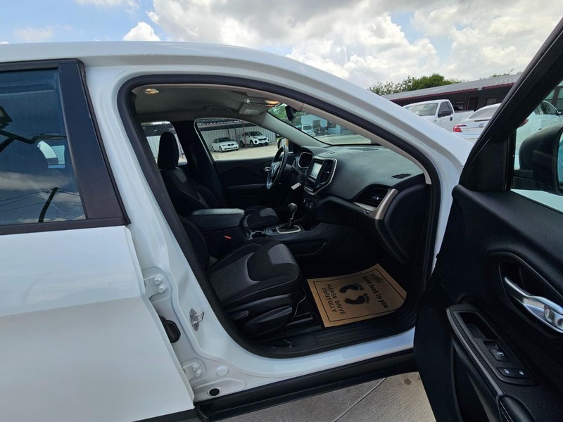 Jeep Cherokee Vehicle Image 17