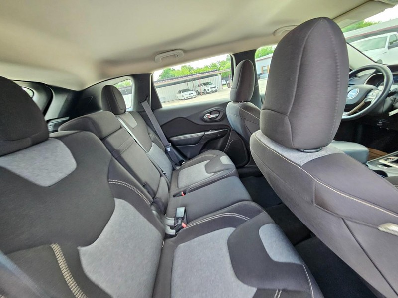 Jeep Cherokee Vehicle Image 18
