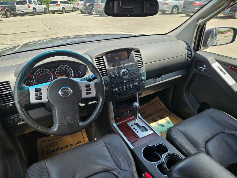 Nissan Pathfinder Vehicle Image 15
