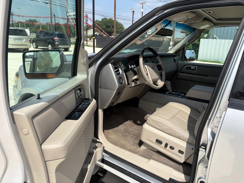 Ford Expedition EL Vehicle Image 09