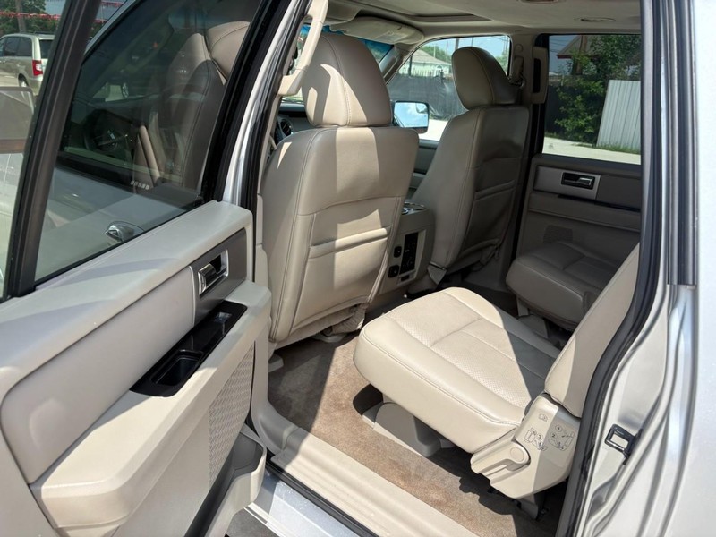 Ford Expedition EL Vehicle Image 11