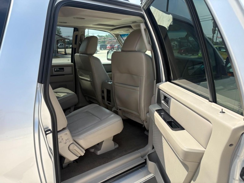 Ford Expedition EL Vehicle Image 12