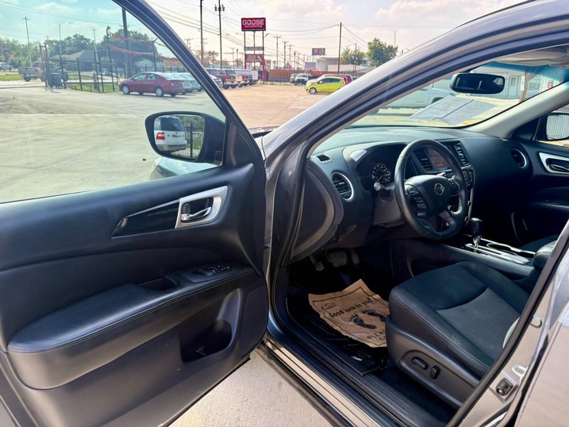 Nissan Pathfinder Vehicle Image 09