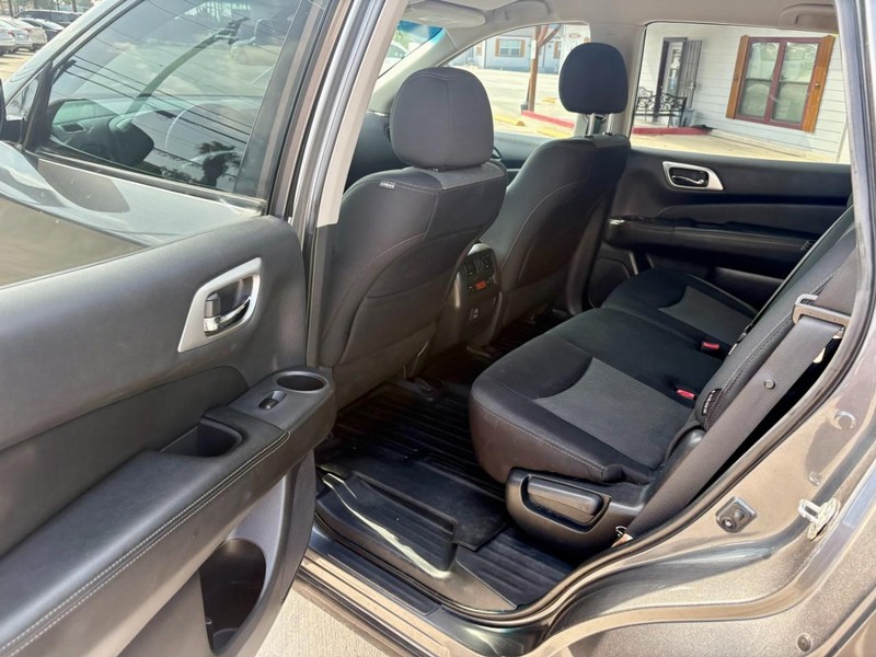 Nissan Pathfinder Vehicle Image 10