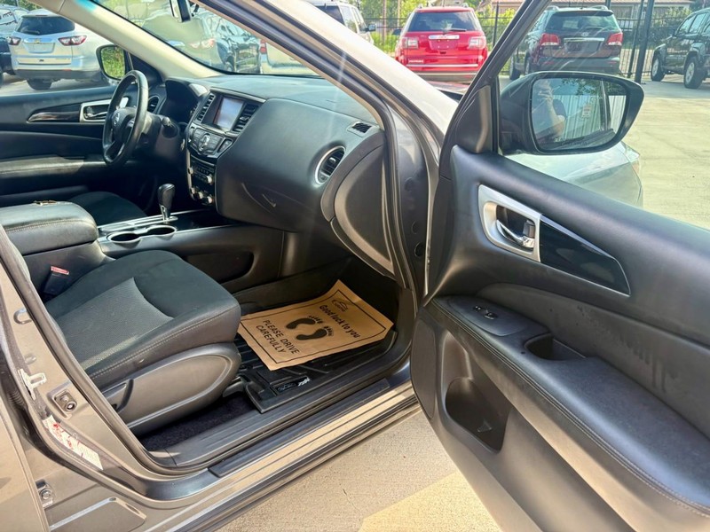 Nissan Pathfinder Vehicle Image 11