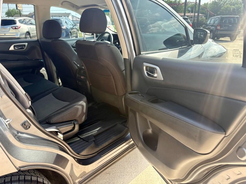 Nissan Pathfinder Vehicle Image 12