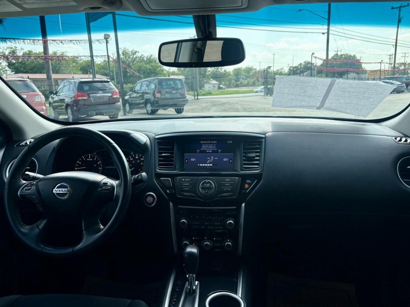 Nissan Pathfinder Vehicle Image 15