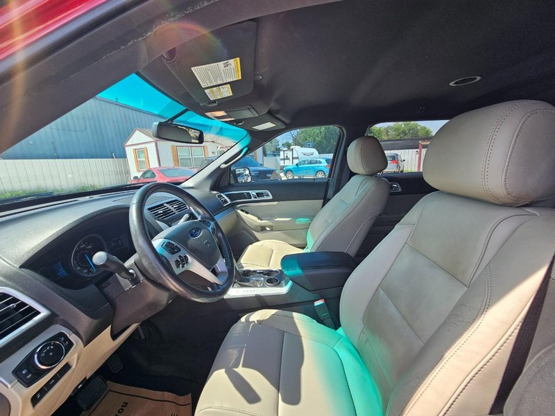 Ford Explorer Vehicle Image 11