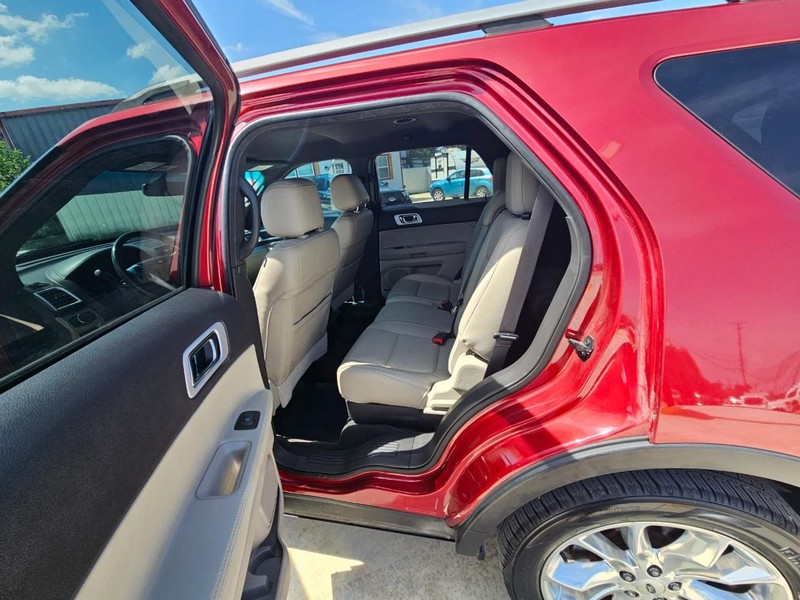 Ford Explorer Vehicle Image 12