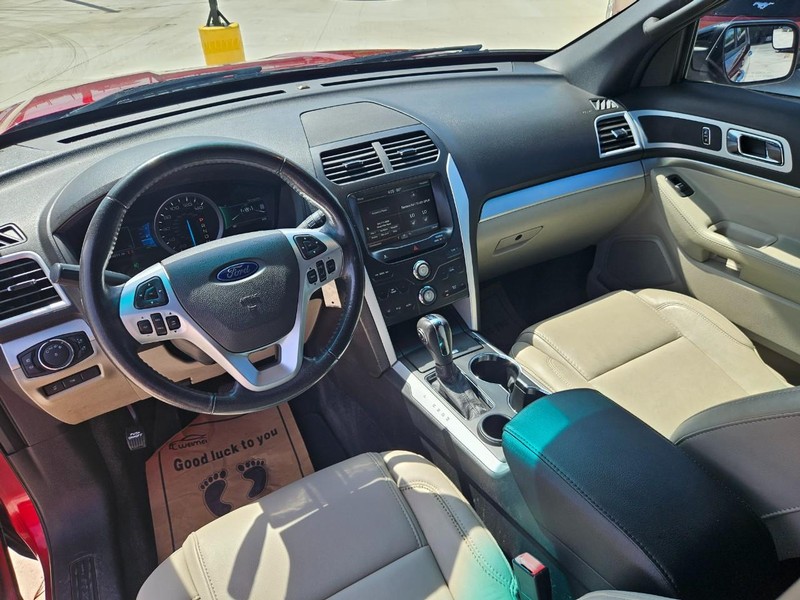 Ford Explorer Vehicle Image 14