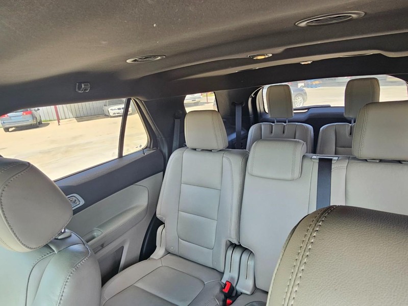 Ford Explorer Vehicle Image 15