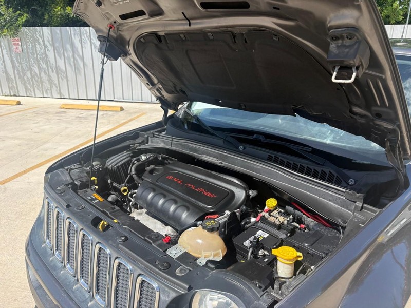 Jeep Renegade Vehicle Image 14