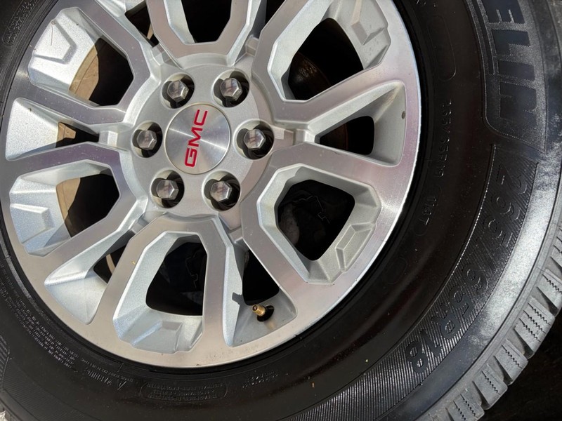 GMC Yukon XL Vehicle Image 18