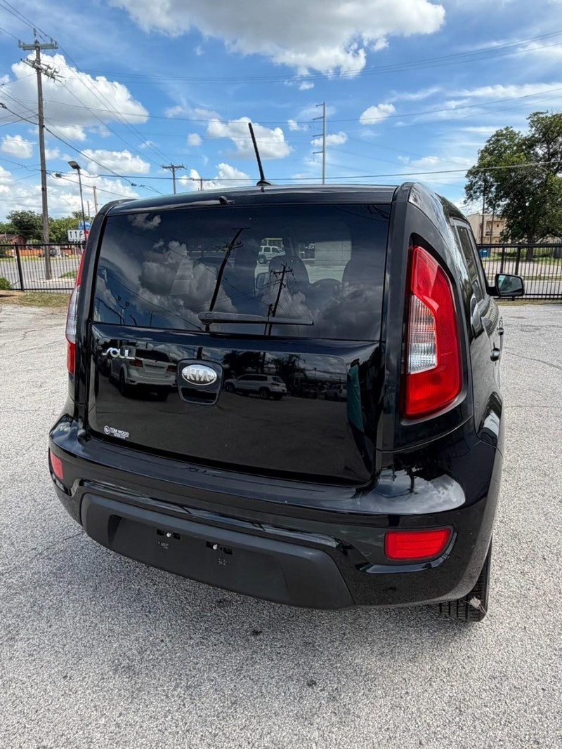 Kia Soul Vehicle Full-screen Gallery Image 03