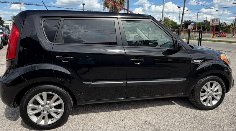 Kia Soul Vehicle Full-screen Gallery Image 05