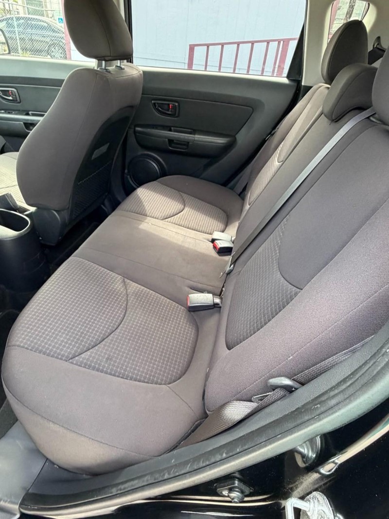 Kia Soul Vehicle Full-screen Gallery Image 13