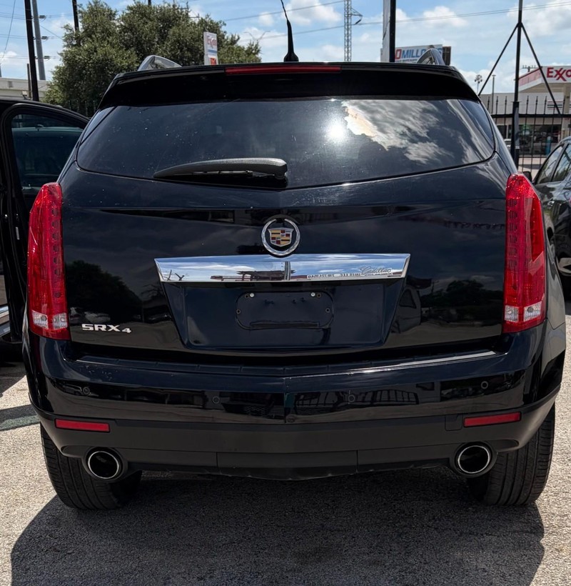 Cadillac SRX Vehicle Full-screen Gallery Image 04