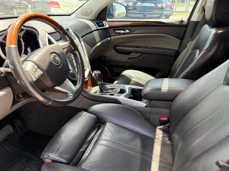 Cadillac SRX Vehicle Full-screen Gallery Image 12