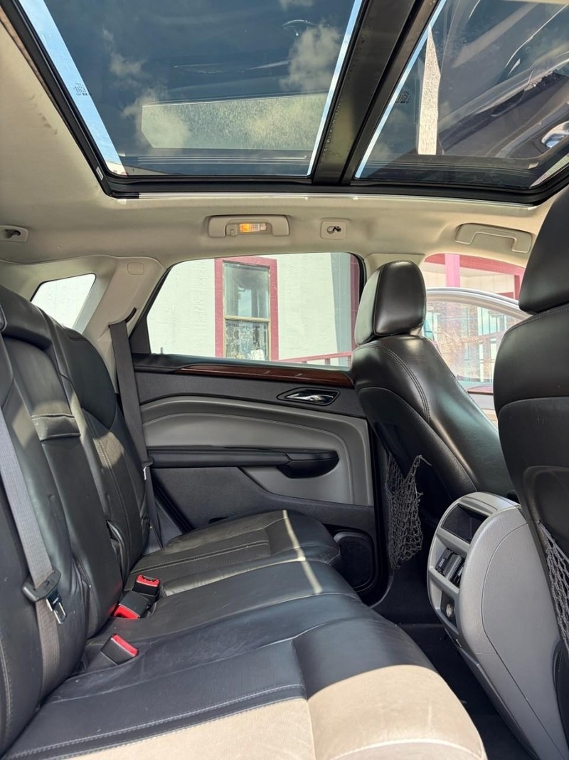 Cadillac SRX Vehicle Full-screen Gallery Image 14
