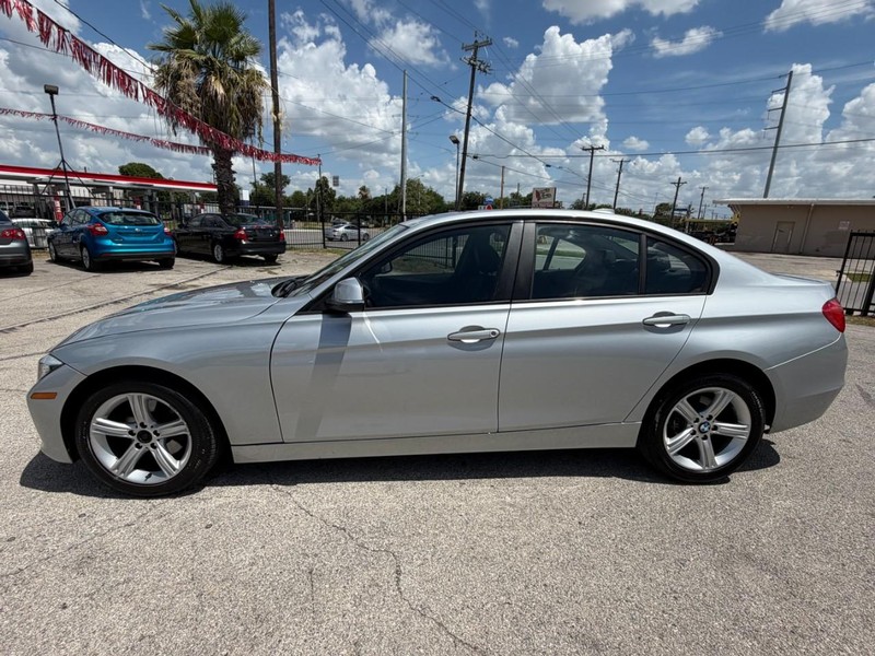 BMW 3 Series Vehicle Full-screen Gallery Image 02