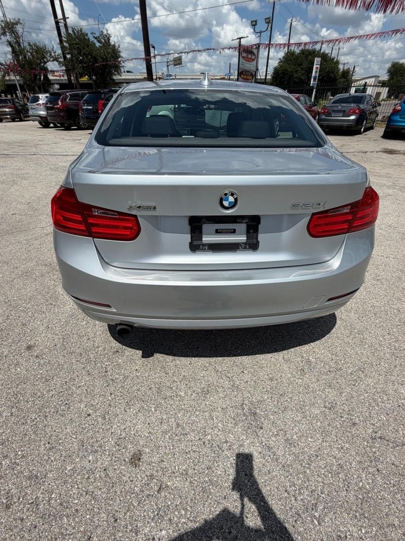 BMW 3 Series Vehicle Full-screen Gallery Image 03