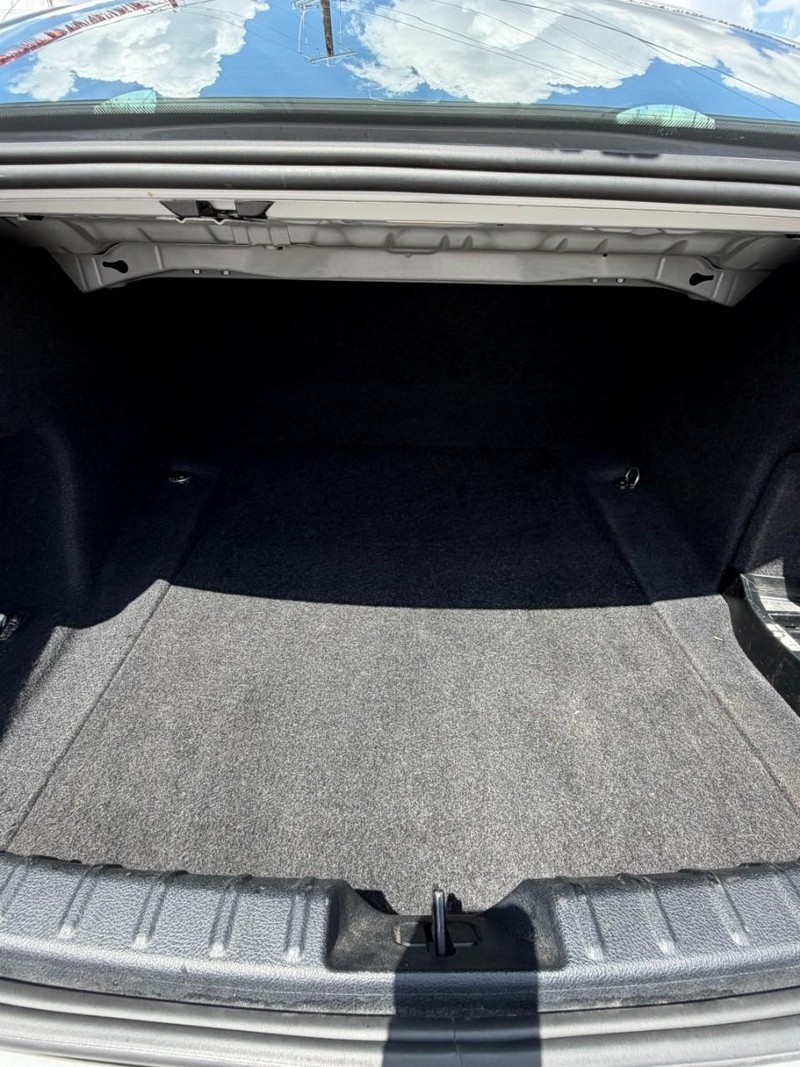 BMW 3 Series Vehicle Full-screen Gallery Image 04