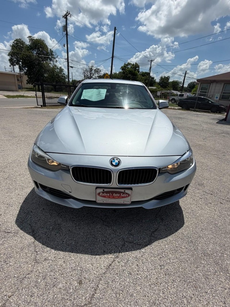 BMW 3 Series Vehicle Full-screen Gallery Image 05