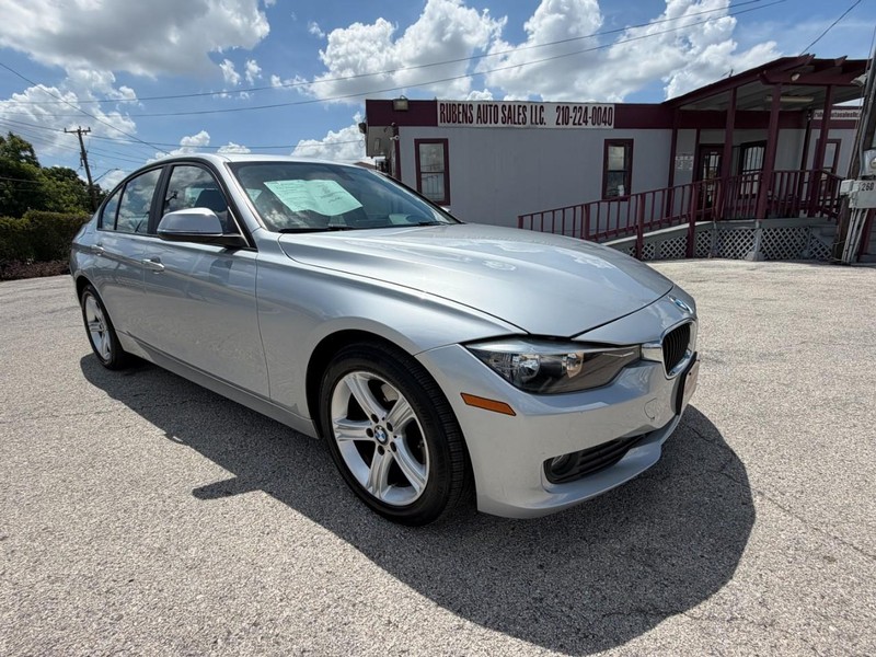BMW 3 Series Vehicle Full-screen Gallery Image 06