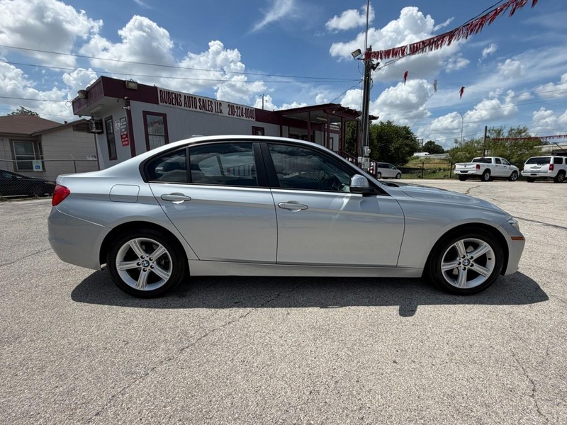 BMW 3 Series Vehicle Full-screen Gallery Image 07