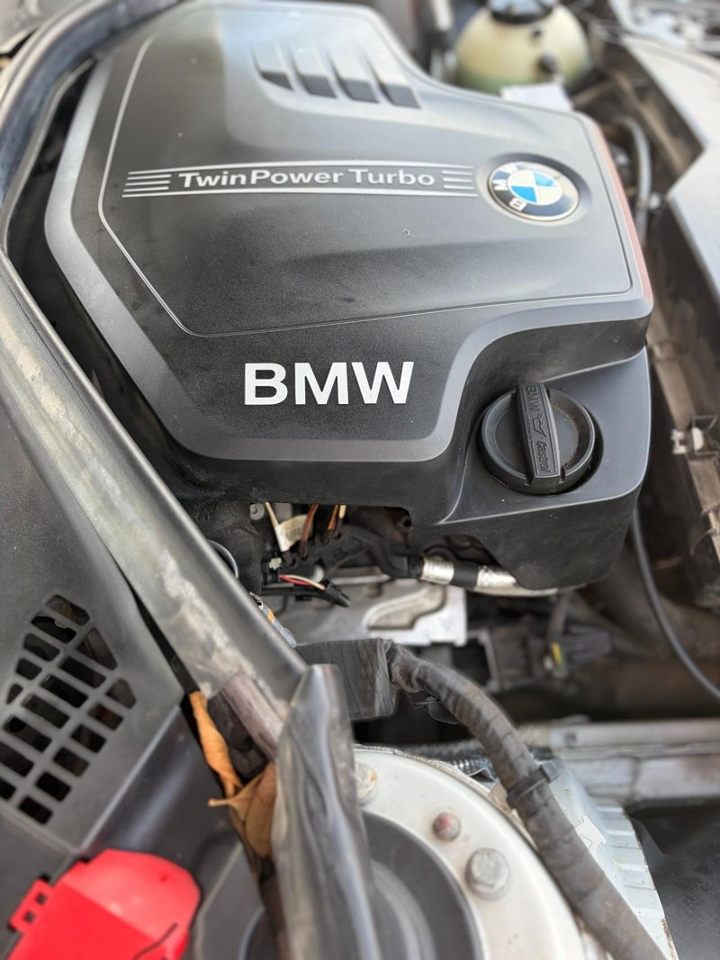 BMW 3 Series Vehicle Full-screen Gallery Image 08